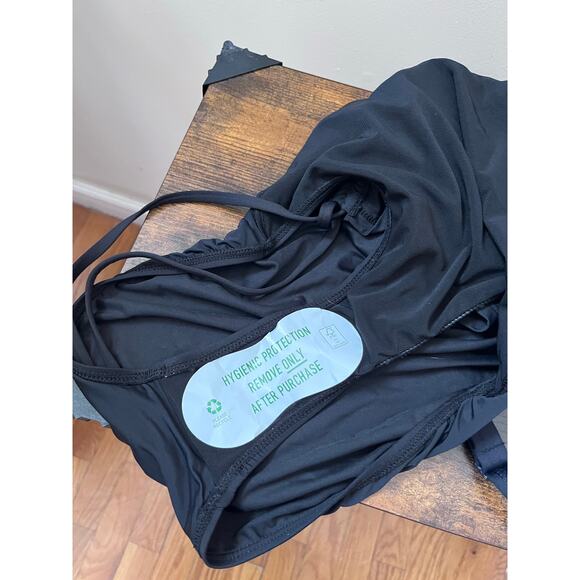 NWT Nip Tuck Swimwear Must Haves Black Ruched One Piece Swimsuit Size 4 - Picture 10 of 14